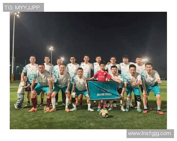 特别强壮的足球明星如何在赛场上展现力量与技巧的完美结合 特别强壮的足球明星如何在赛场上展现力量与技巧的完美结合