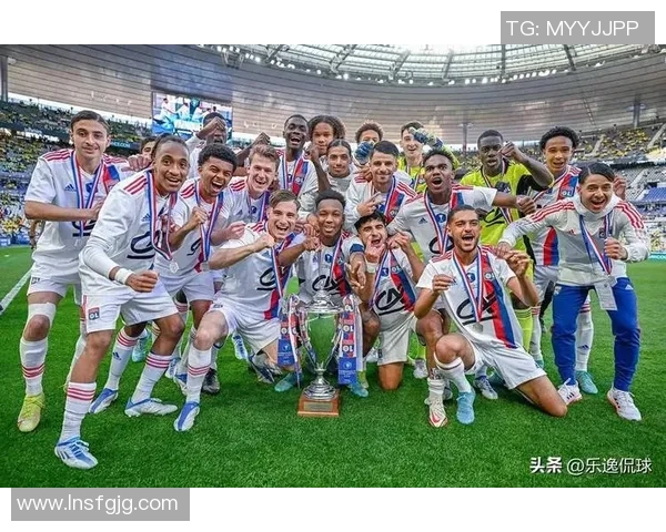 足球明星所属球队揭秘哪些球员在不同俱乐部中闪耀光芒 足球明星所属球队揭秘哪些球员在不同俱乐部中闪耀光芒