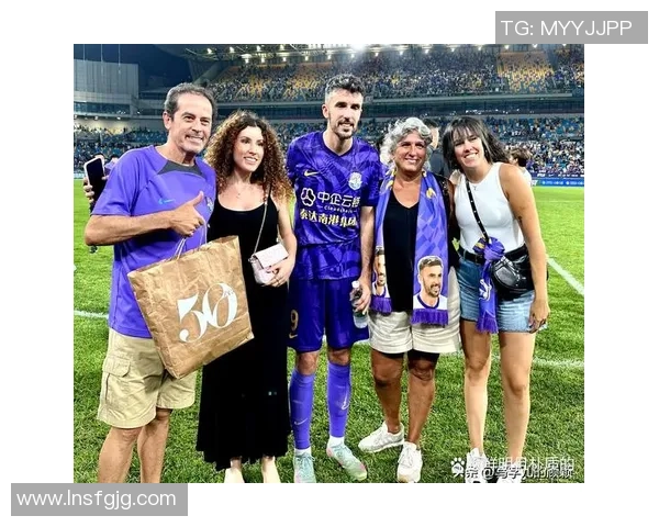 足球明星翻包视频揭秘背后故事与真实生活的另一面 足球明星翻包视频揭秘背后故事与真实生活的另一面